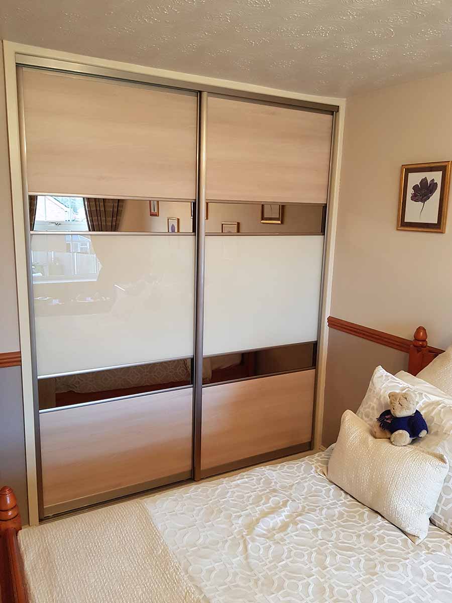 Sliding wardrobe doors in oak and white glass