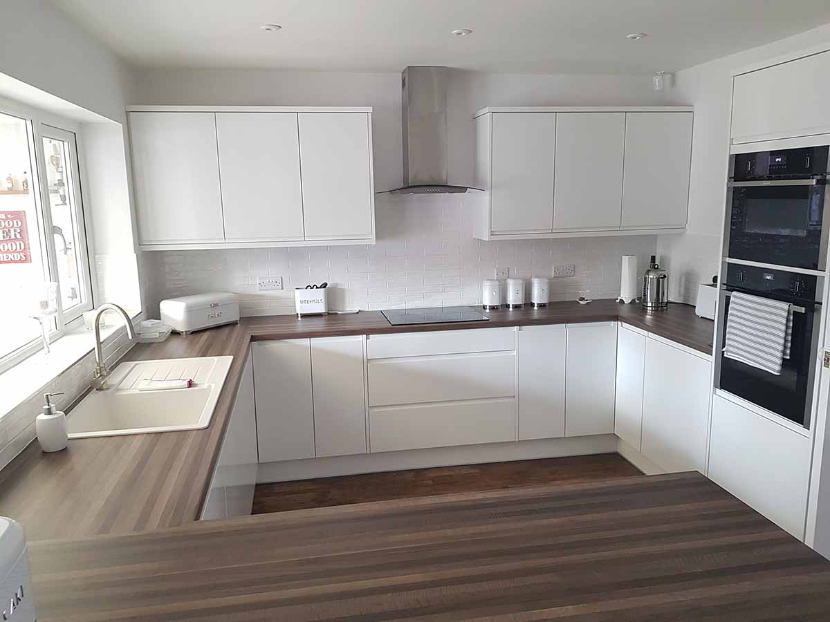 White gloss handleless kitchen